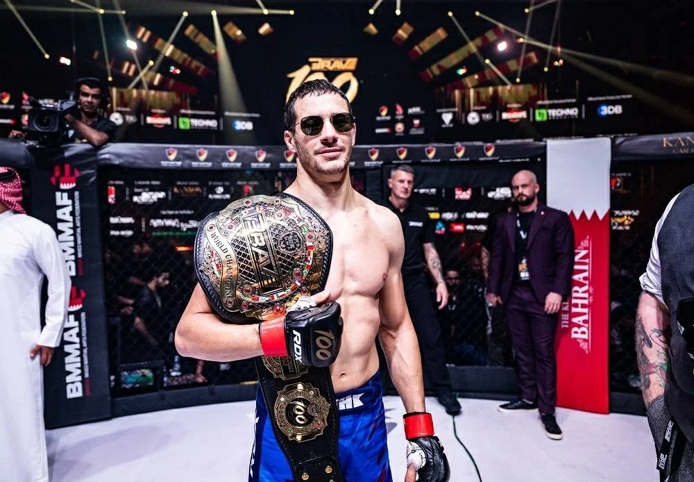 موكاييف يضرب من جديد ويحقق اللقب العالمي في وزن الذبابة