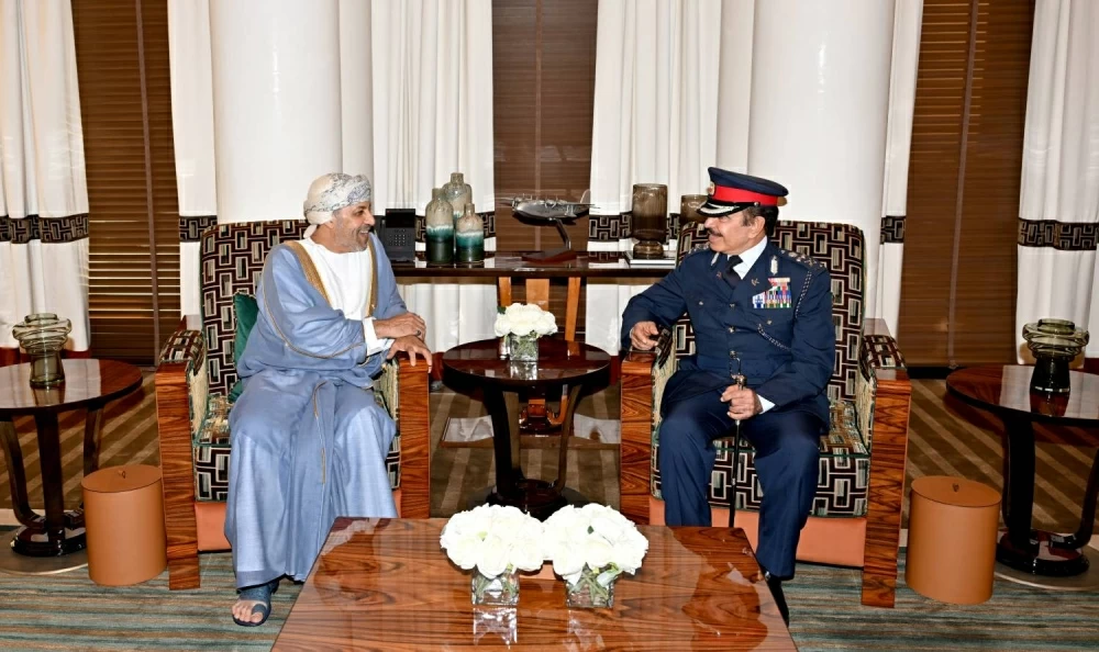 وزير الداخلية يستقبل وزير الداخلية العماني لدى وصوله البحرين
