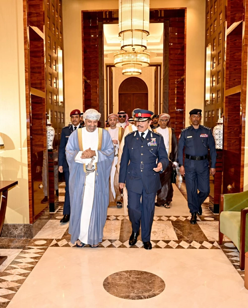وزير الداخلية يستقبل وزير الداخلية العماني لدى وصوله البحرين