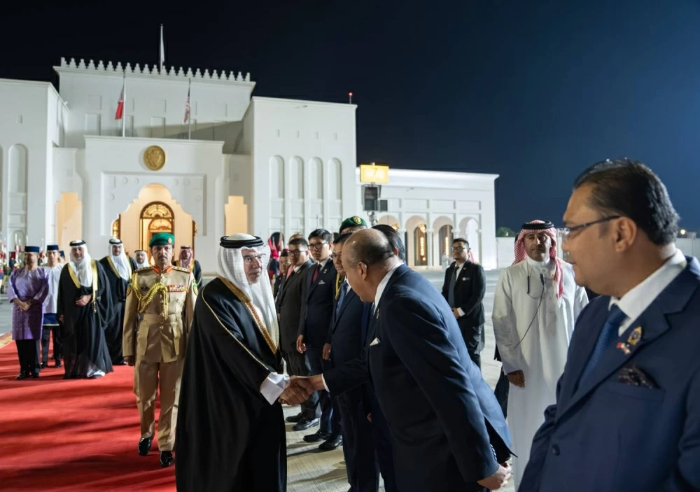 ملك ماليزيا يغادر البحرين وفي مقدمة مودعيه ولي العهد رئيس مجلس الوزراء