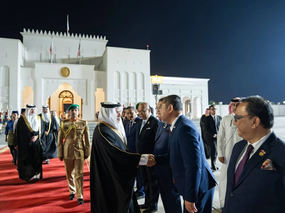 ملك ماليزيا يغادر البحرين وفي مقدمة مودعيه ولي العهد رئيس مجلس الوزراء