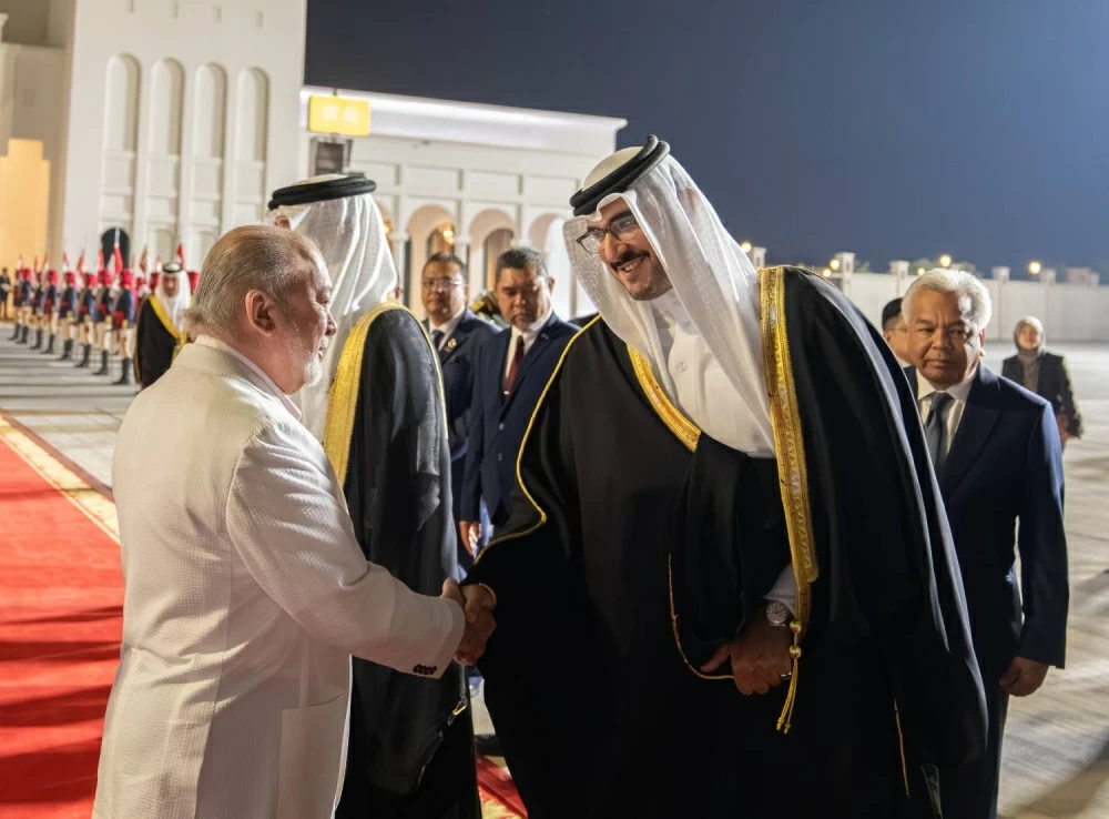 ملك ماليزيا يغادر البحرين وفي مقدمة مودعيه ولي العهد رئيس مجلس الوزراء