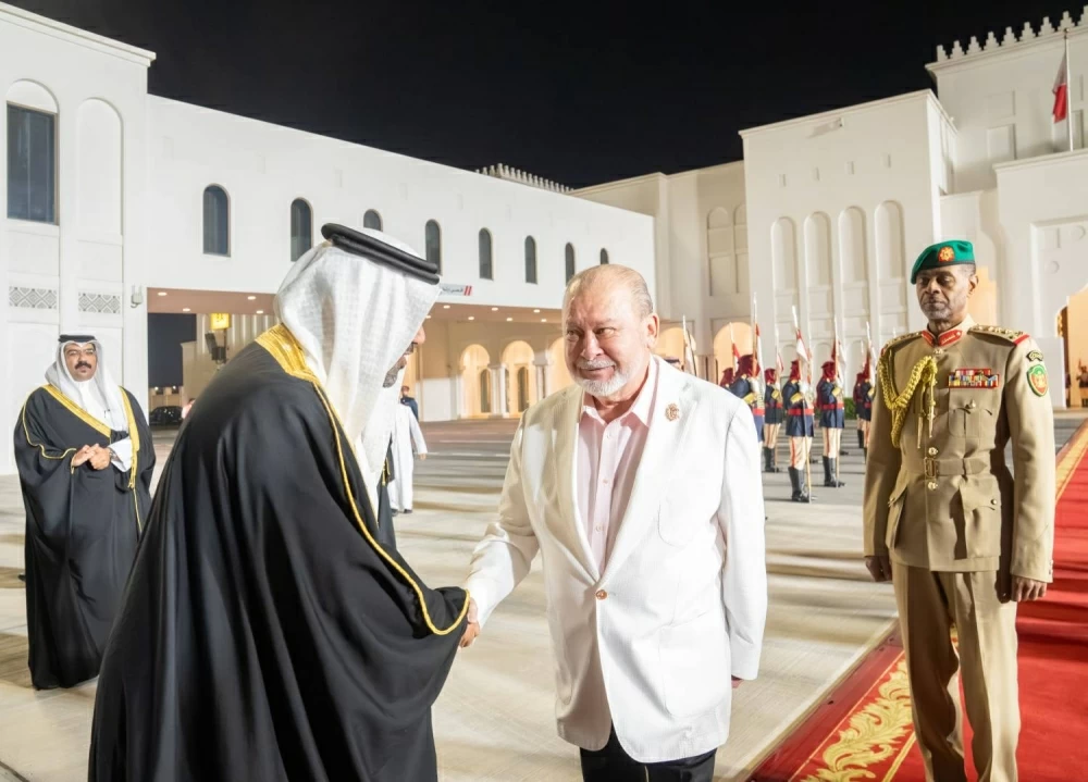 ملك ماليزيا يغادر البحرين وفي مقدمة مودعيه ولي العهد رئيس مجلس الوزراء