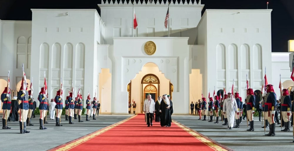 ملك ماليزيا يغادر البحرين وفي مقدمة مودعيه ولي العهد رئيس مجلس الوزراء