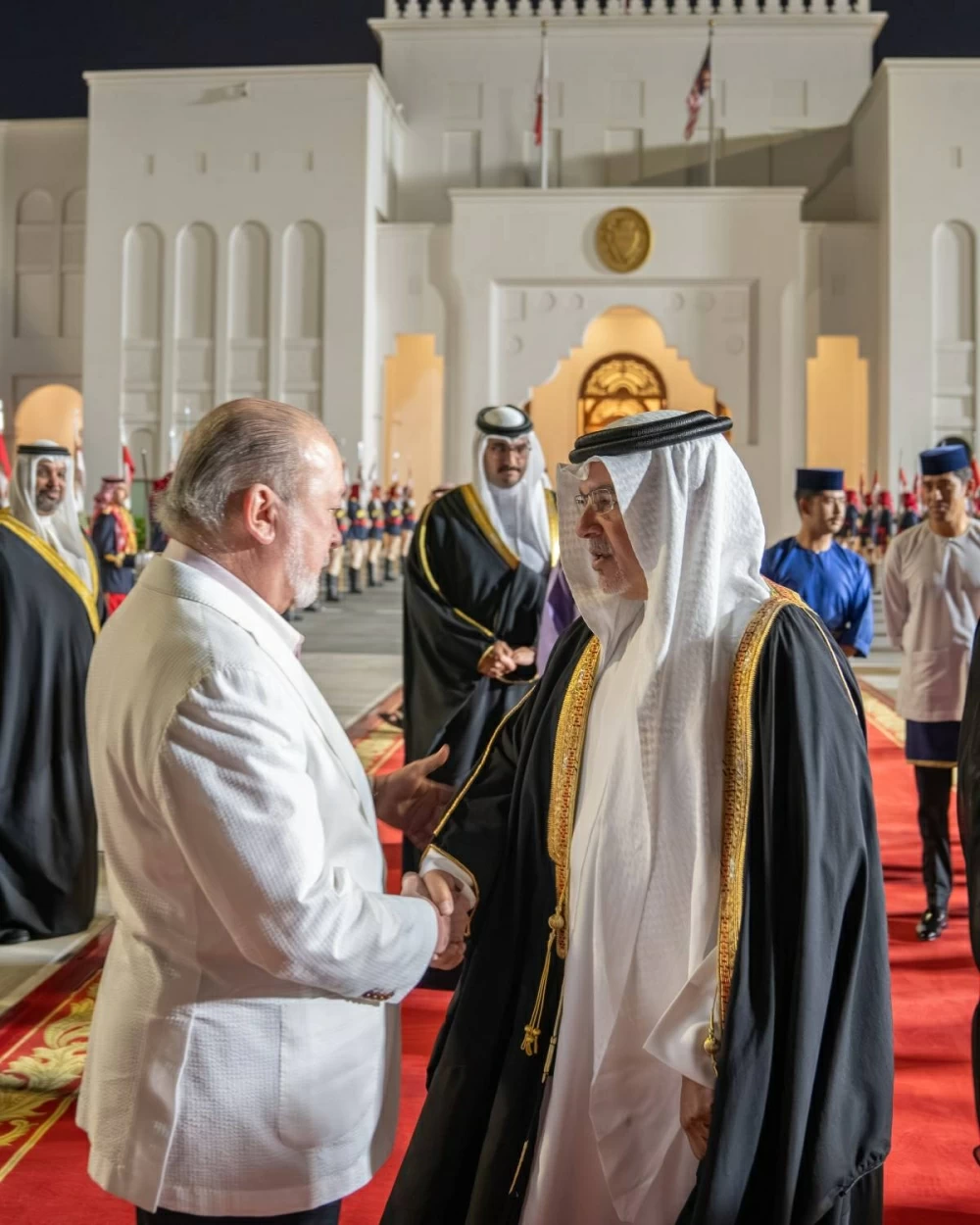 ملك ماليزيا يغادر البحرين وفي مقدمة مودعيه ولي العهد رئيس مجلس الوزراء