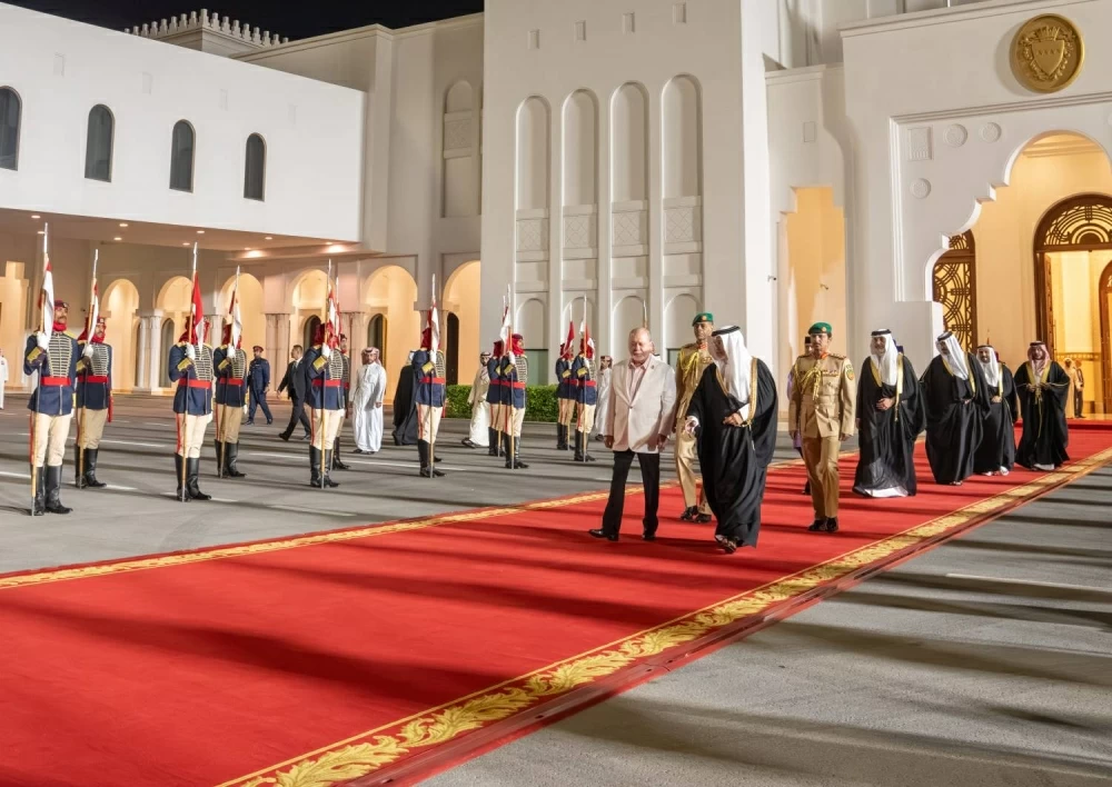 ملك ماليزيا يغادر البحرين وفي مقدمة مودعيه ولي العهد رئيس مجلس الوزراء