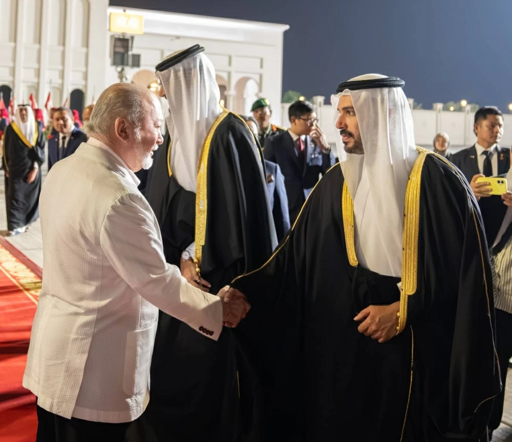 ملك ماليزيا يغادر البحرين وفي مقدمة مودعيه ولي العهد رئيس مجلس الوزراء