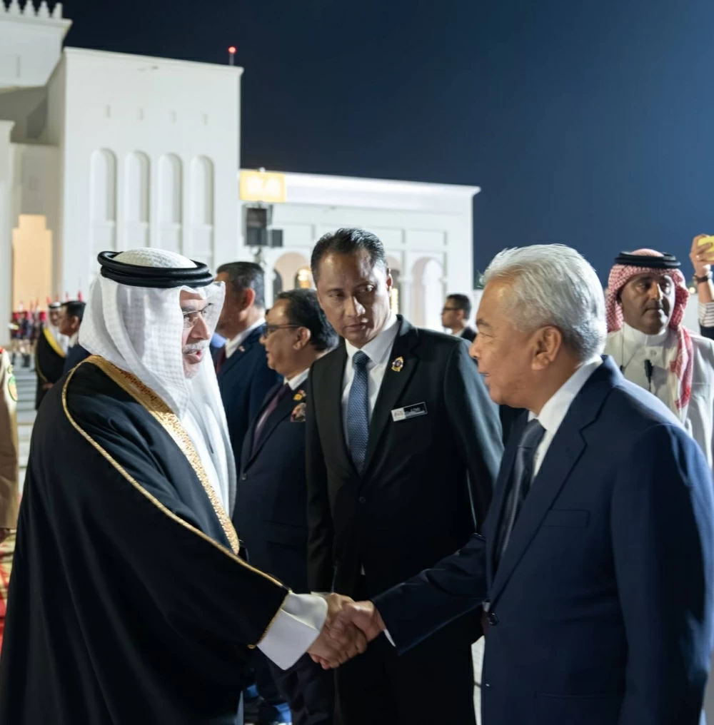 ملك ماليزيا يغادر البحرين وفي مقدمة مودعيه ولي العهد رئيس مجلس الوزراء