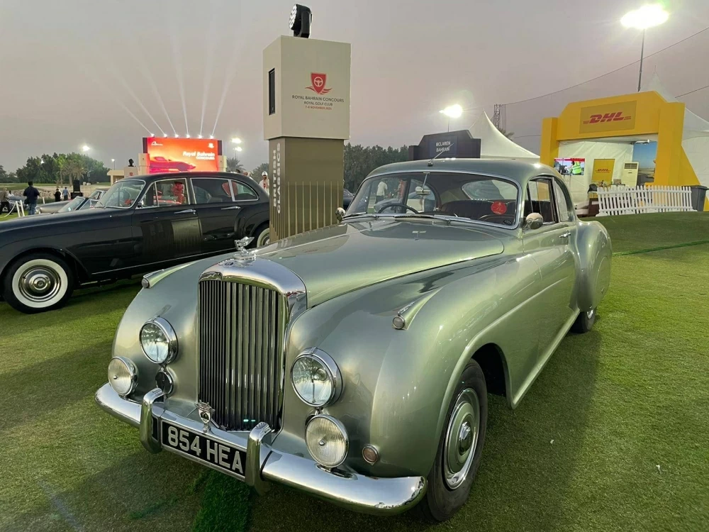 فخامة السيارات الكلاسيكية تجتمع بطفرة السيارات الرياضية في البحرين