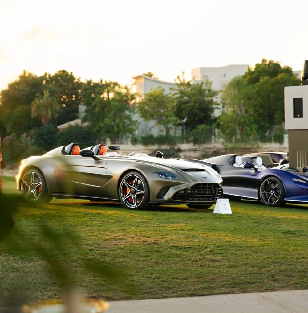 فخامة السيارات الكلاسيكية تجتمع بطفرة السيارات الرياضية في البحرين