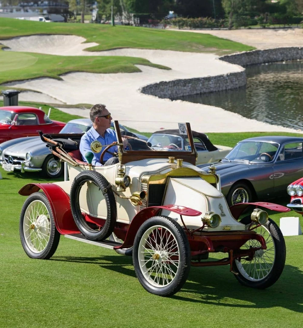 فخامة السيارات الكلاسيكية تجتمع بطفرة السيارات الرياضية في البحرين