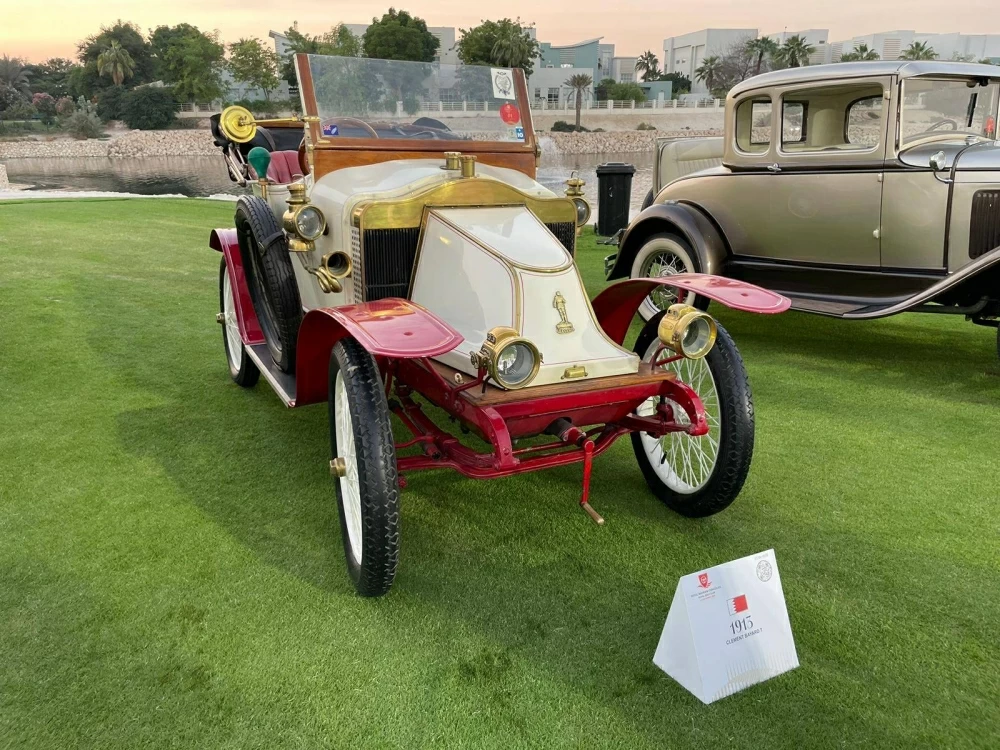 فخامة السيارات الكلاسيكية تجتمع بطفرة السيارات الرياضية في البحرين