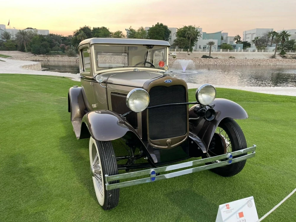 فخامة السيارات الكلاسيكية تجتمع بطفرة السيارات الرياضية في البحرين