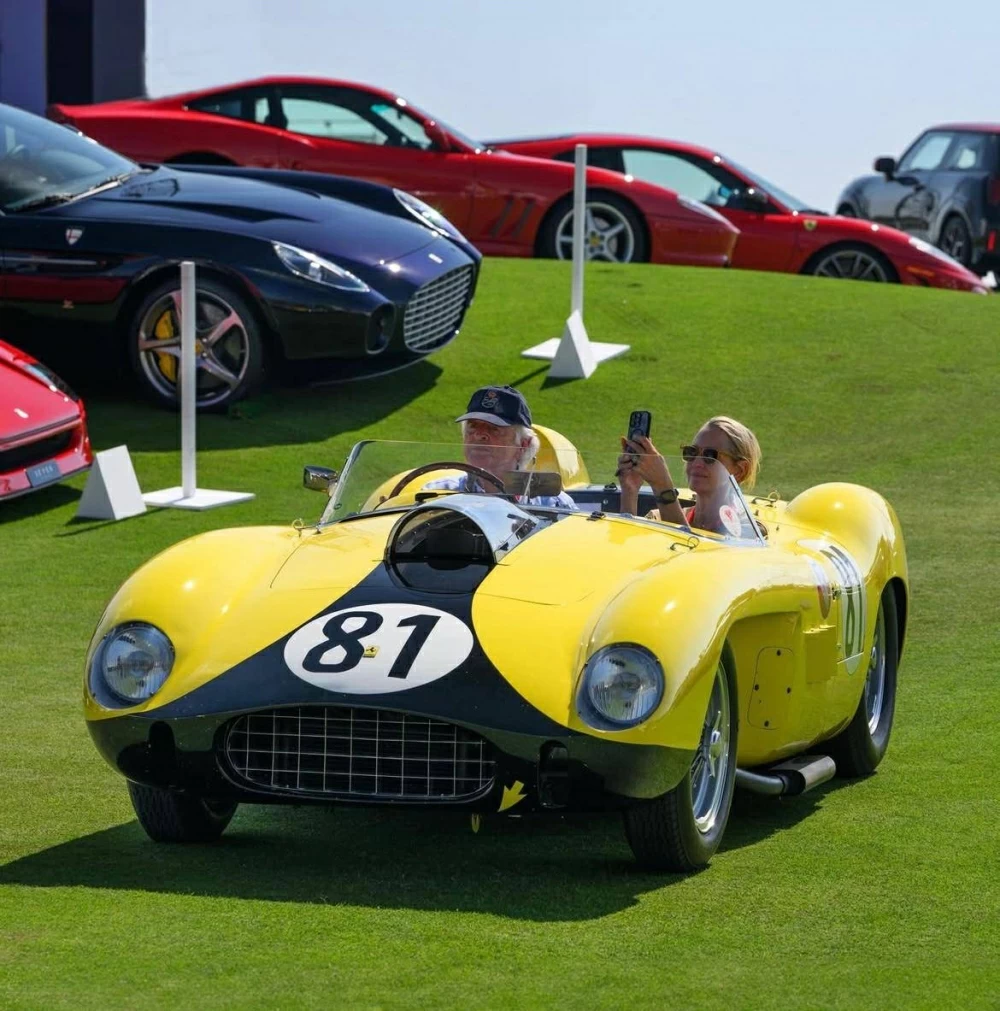 فخامة السيارات الكلاسيكية تجتمع بطفرة السيارات الرياضية في البحرين