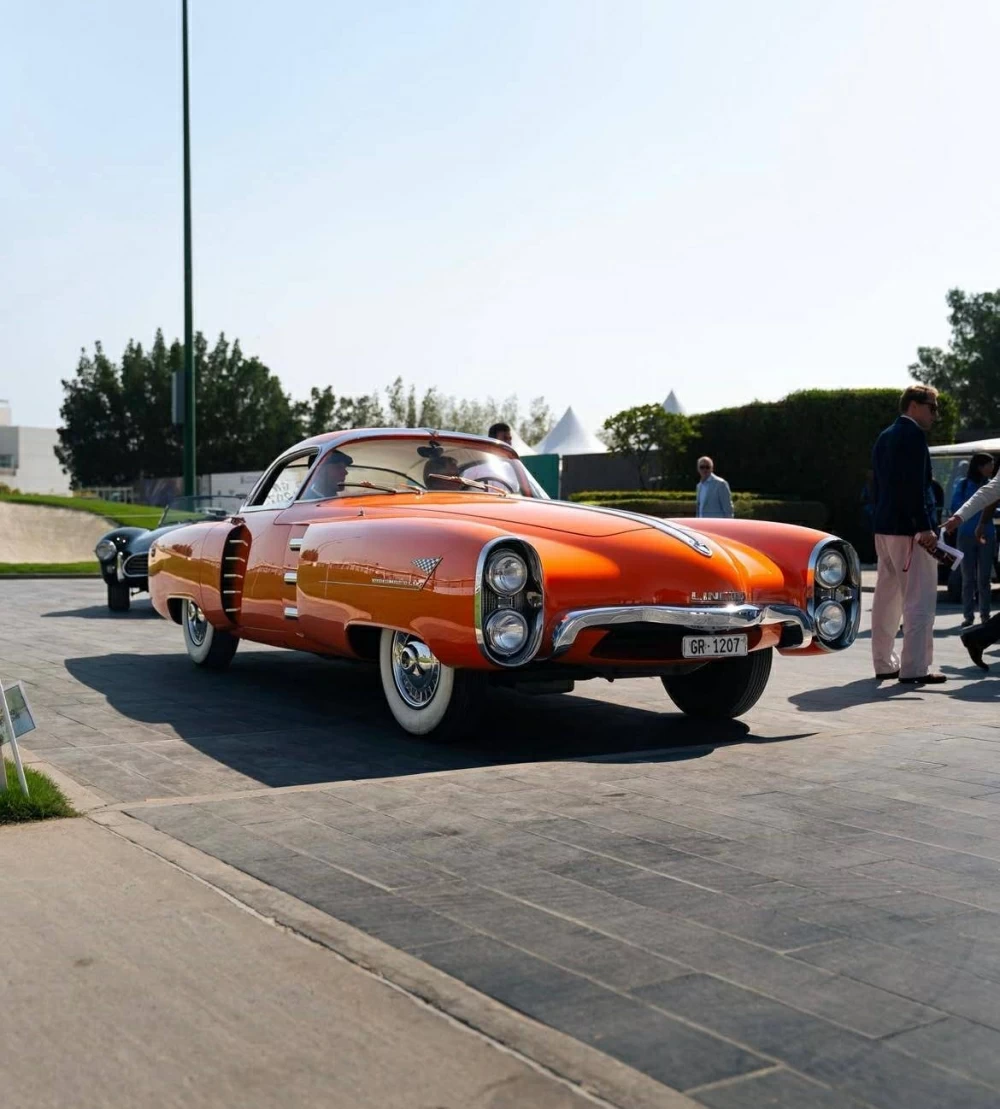 فخامة السيارات الكلاسيكية تجتمع بطفرة السيارات الرياضية في البحرين