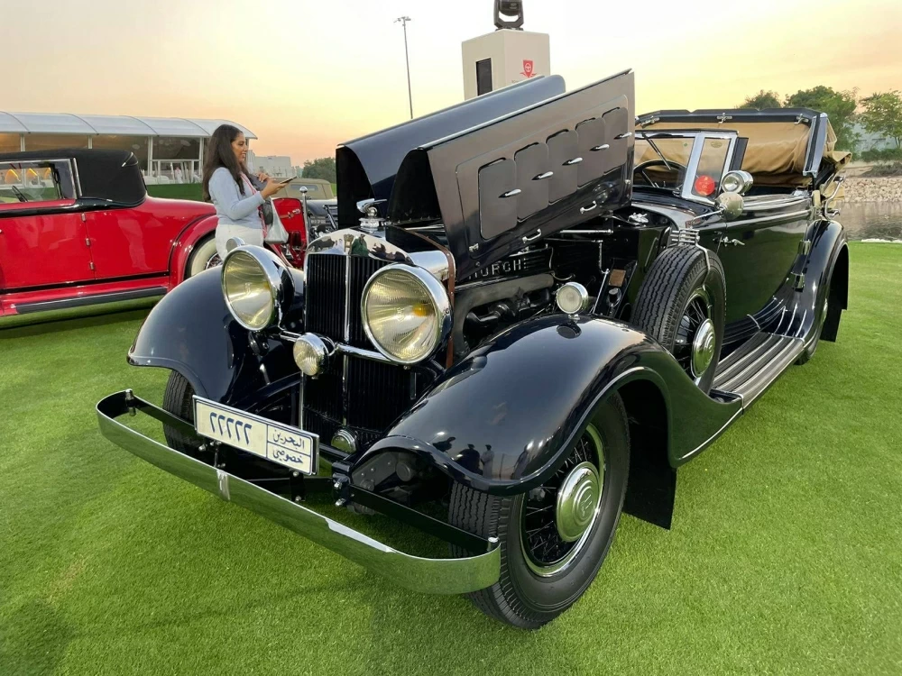 فخامة السيارات الكلاسيكية تجتمع بطفرة السيارات الرياضية في البحرين