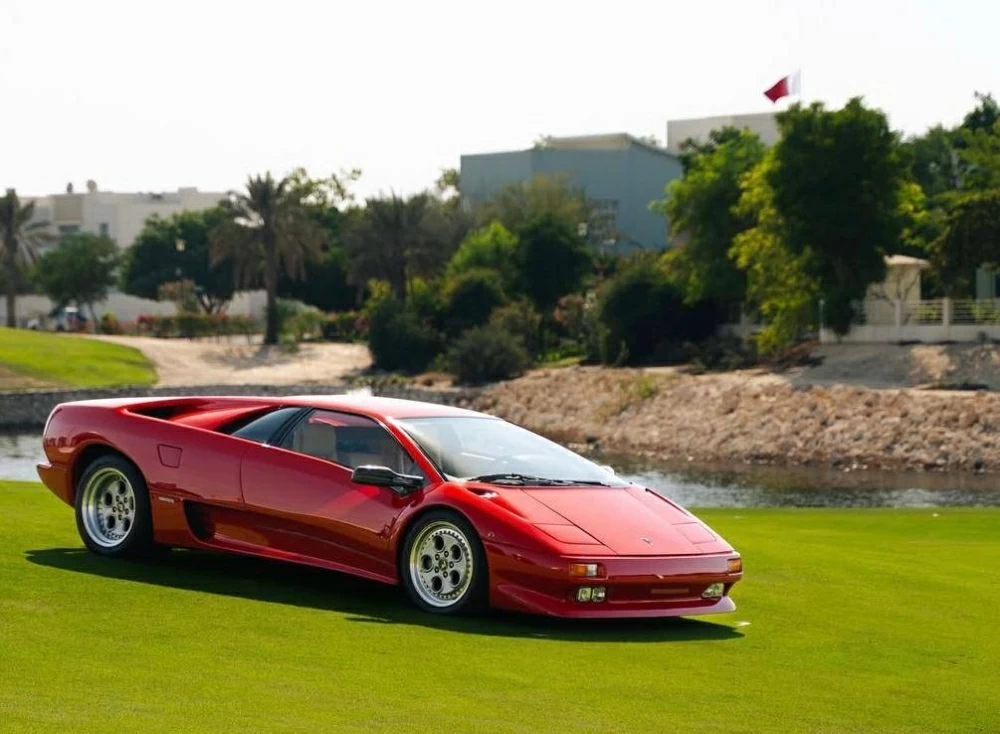 فخامة السيارات الكلاسيكية تجتمع بطفرة السيارات الرياضية في البحرين