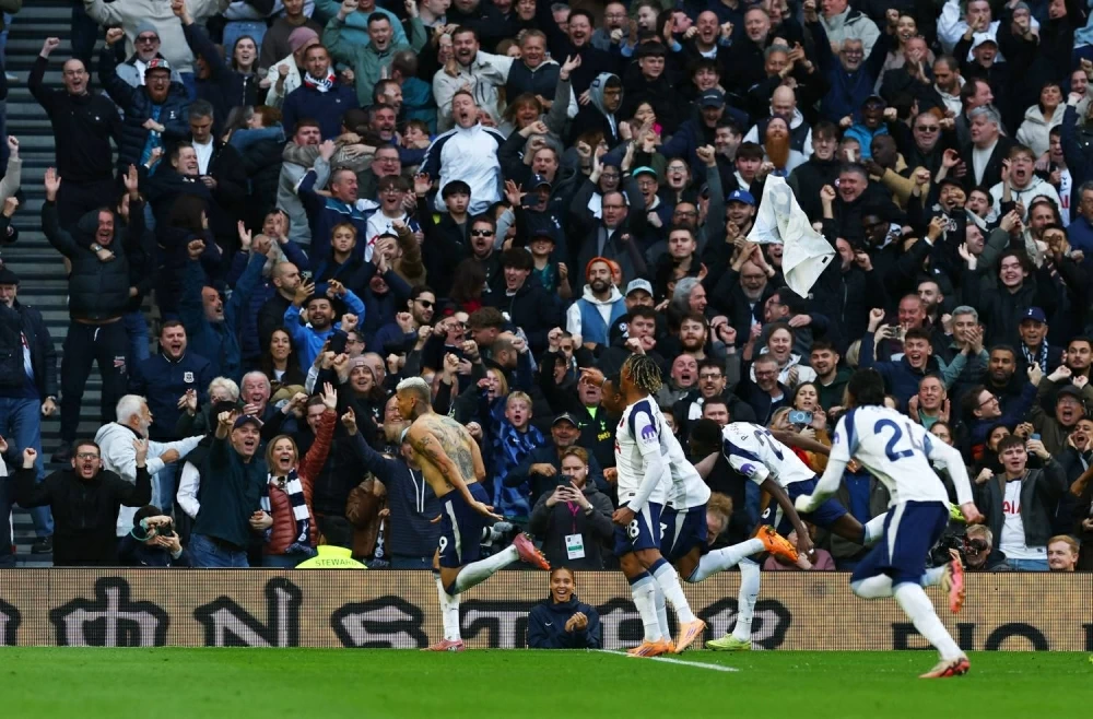 الدوري الإنجليزي: توتنهام يتعادل مع مانشستر يونايتد 2/2