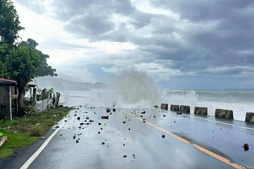 الفلبين تجلي 900 ألف شخص مع اشتداد قوة الإعصار &laquo;فونغ وونغ&raquo;