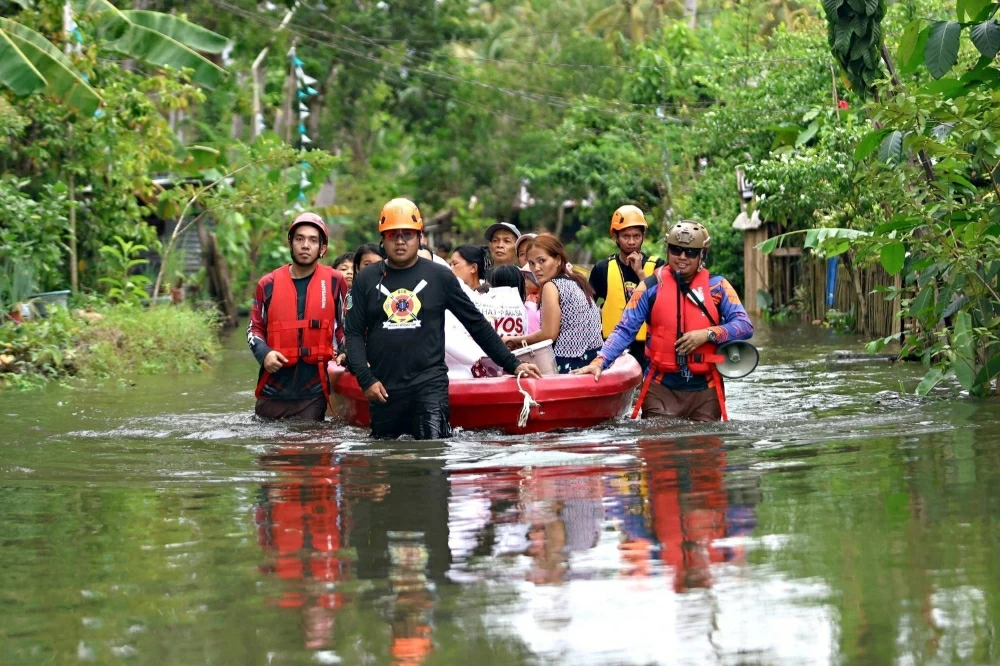 الفلبين تجلي 900 ألف شخص مع اشتداد قوة الإعصار &laquo;فونغ وونغ&raquo;