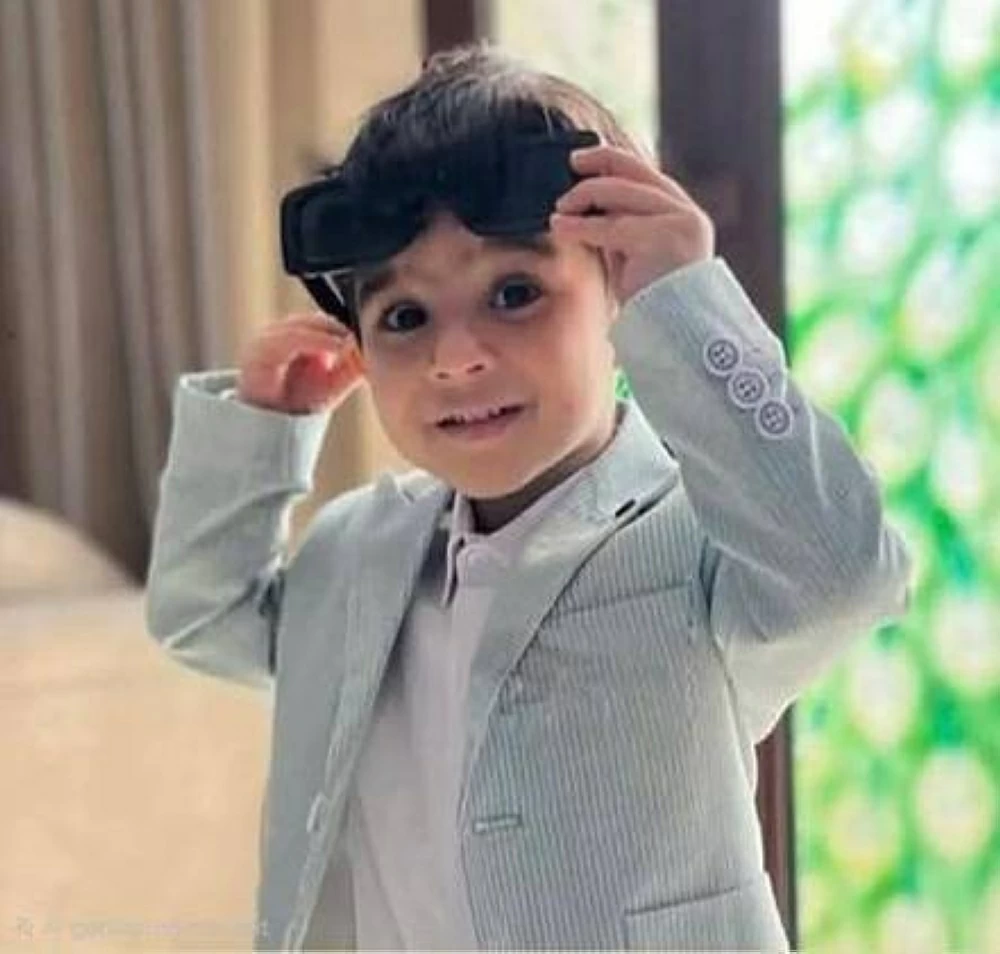 في واقعة مأساوية هزت الرأي العام.. والدا الطفل المتوفى يتنازلان عن مقاضاة قائدة المركبة