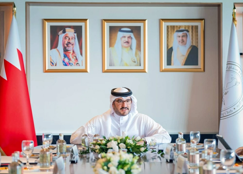 عيسى بن سلمان يترأس اجتماع الهيئة العليا لنادي راشد للفروسية وسباق الخيل