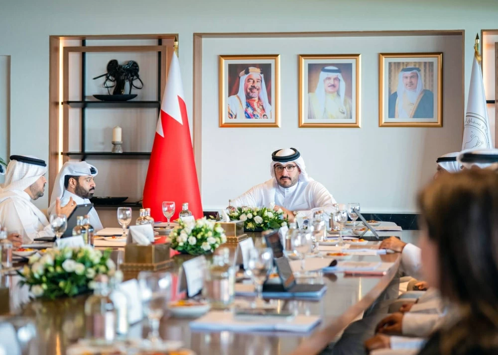 عيسى بن سلمان يترأس اجتماع الهيئة العليا لنادي راشد للفروسية وسباق الخيل