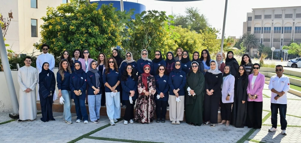 موظفات &laquo;ألبا&raquo; يبادرن بزراعة الأشجار في بوليتكنك البحرين