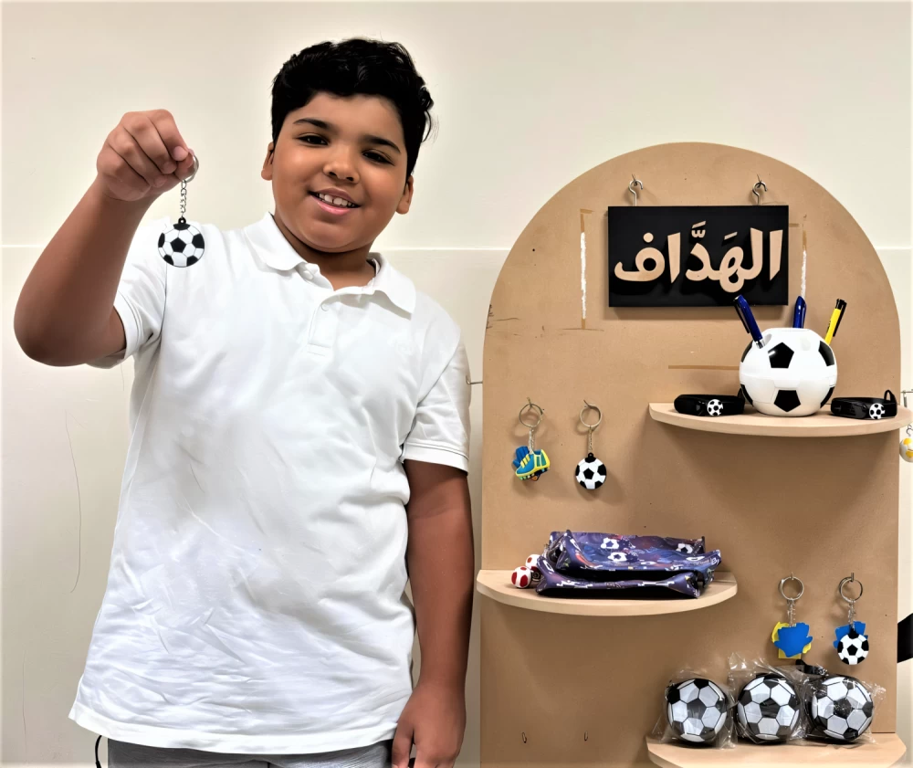 المعلمة عقيلة عبدالله تربط دروس اللغة العربية بشغف كرة القدم