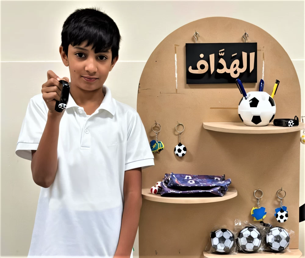 المعلمة عقيلة عبدالله تربط دروس اللغة العربية بشغف كرة القدم