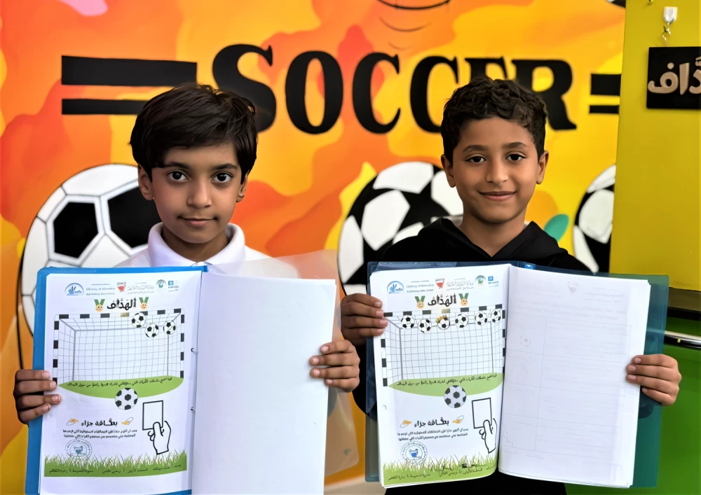 المعلمة عقيلة عبدالله تربط دروس اللغة العربية بشغف كرة القدم