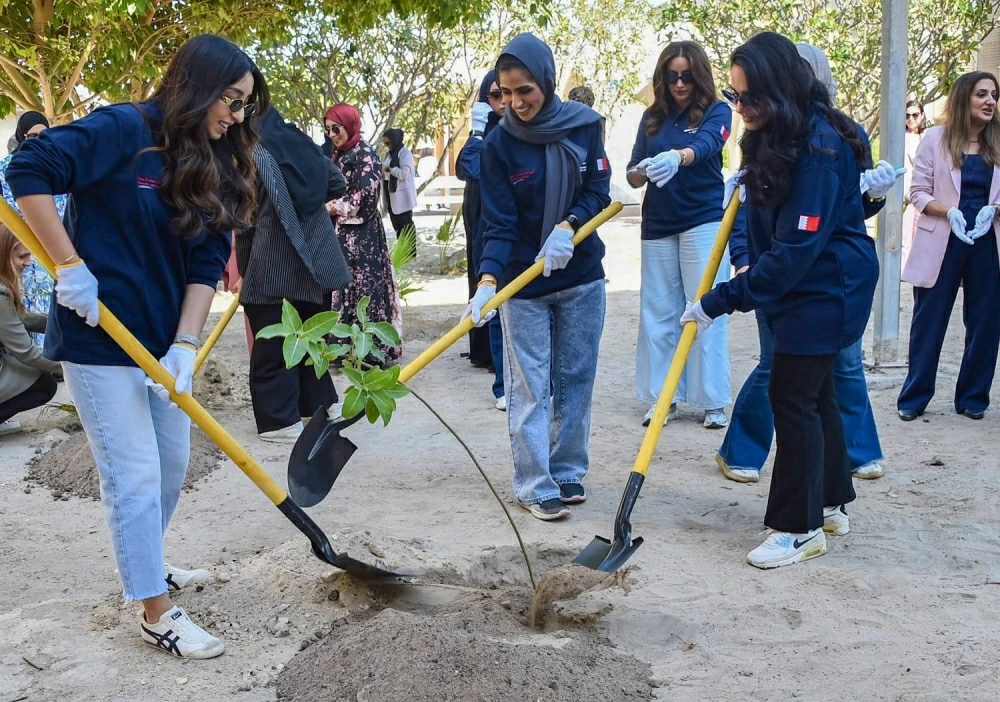 موظفات &laquo;البا&raquo; يبادرن بزراعة الأشجار في بوليتكنك البحرين