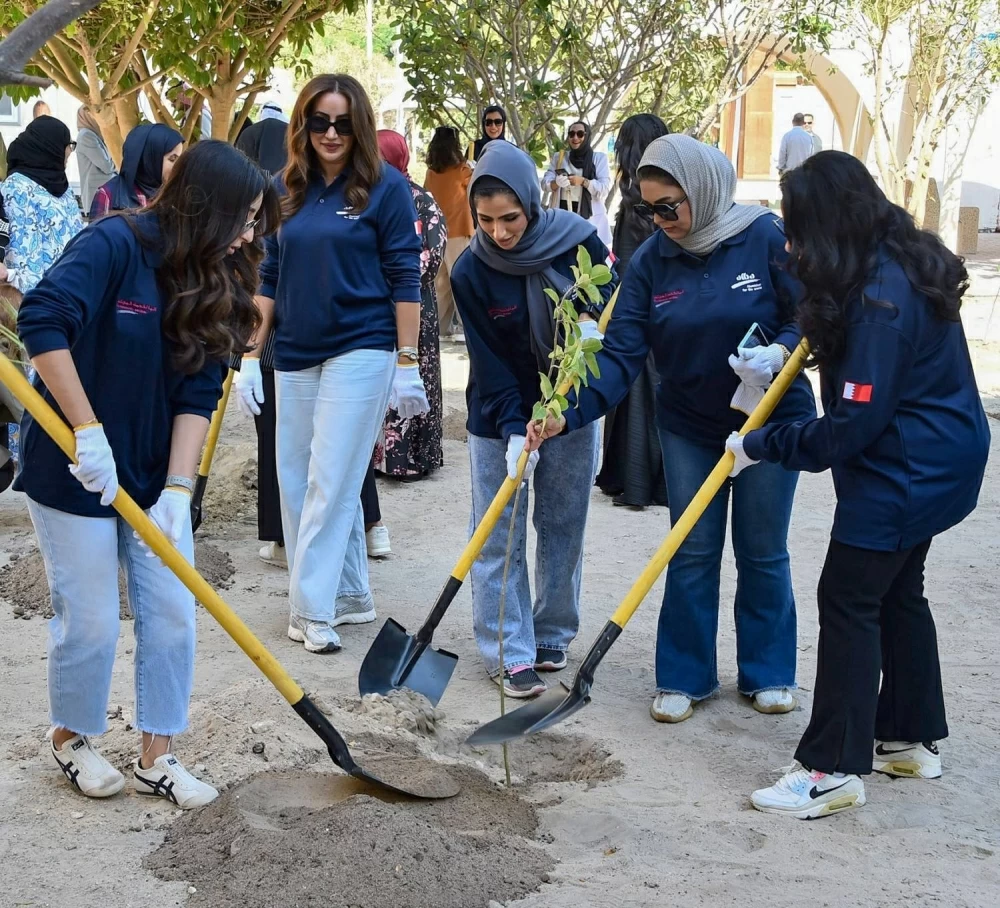 موظفات &laquo;البا&raquo; يبادرن بزراعة الأشجار في بوليتكنك البحرين