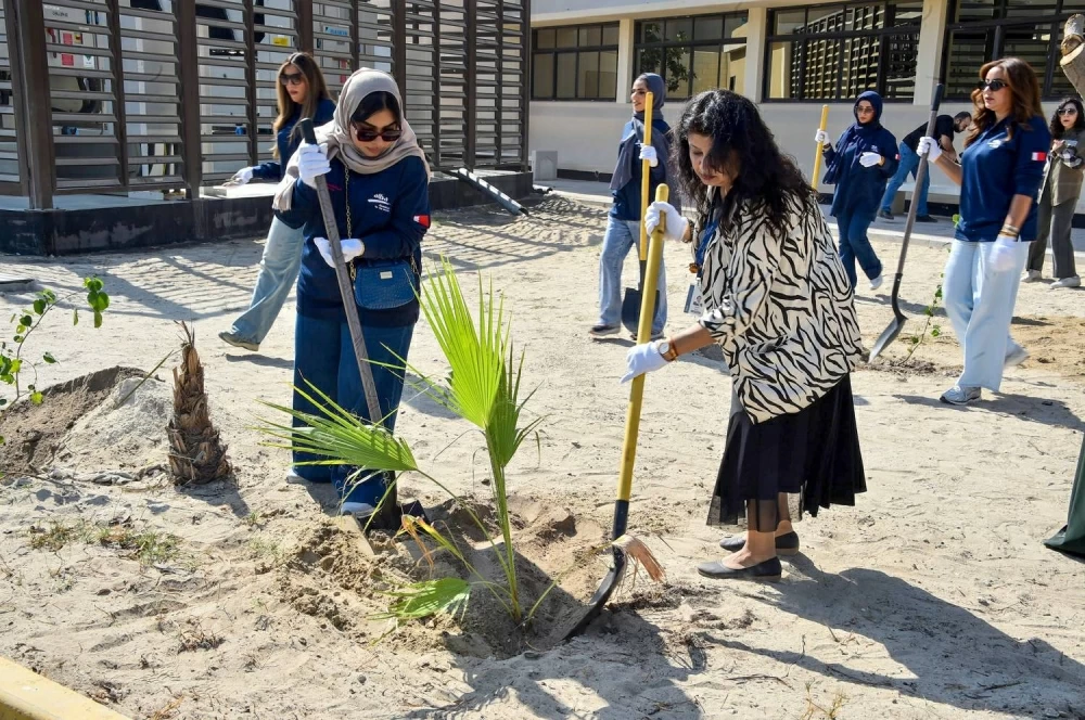 موظفات &laquo;البا&raquo; يبادرن بزراعة الأشجار في بوليتكنك البحرين