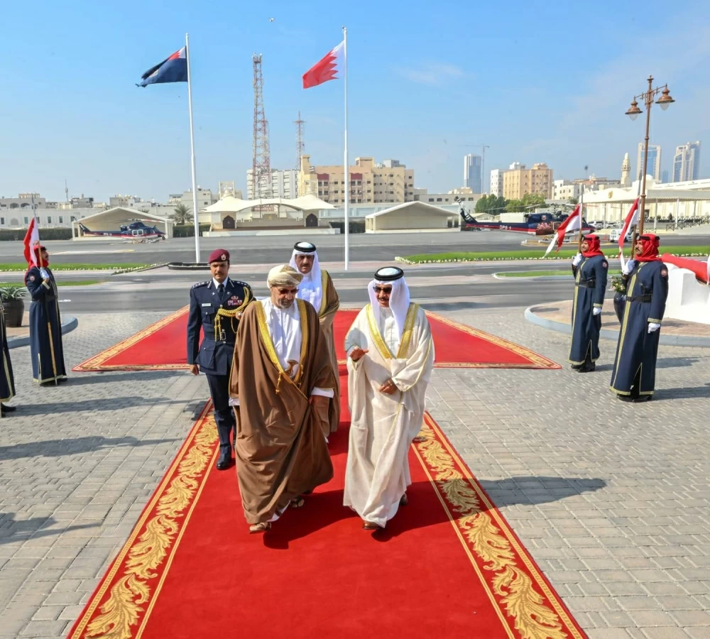 وزير الداخلية يستقبل نظيره العُماني ويؤكد على ترسيخ التعاون بين البلدين