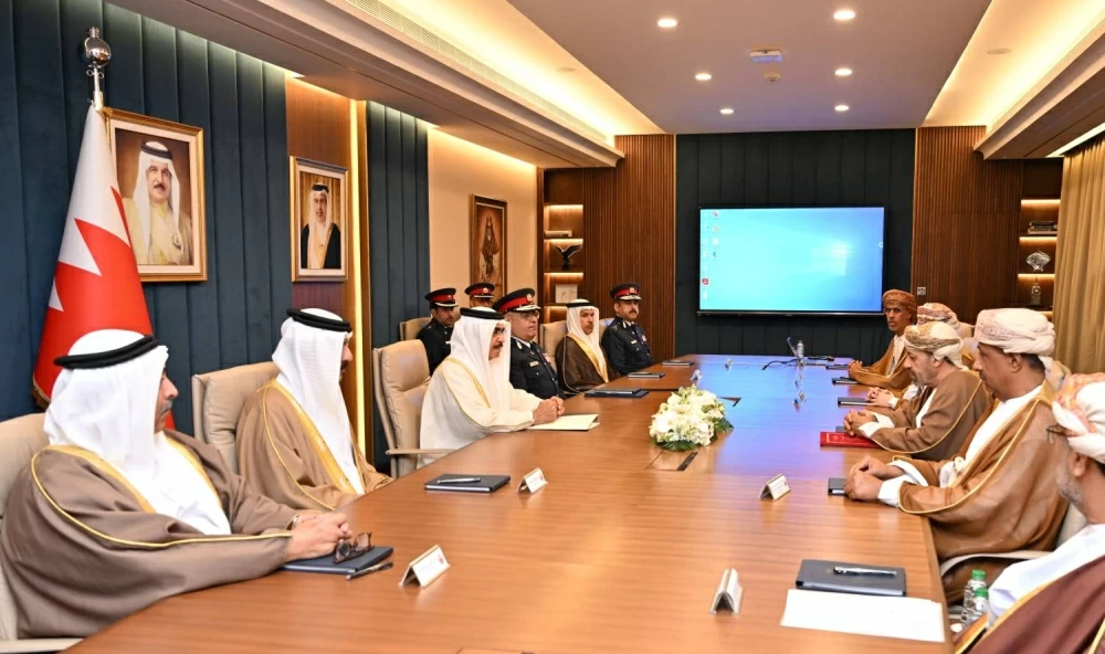وزير الداخلية يستقبل نظيره العُماني ويؤكد على ترسيخ التعاون بين البلدين