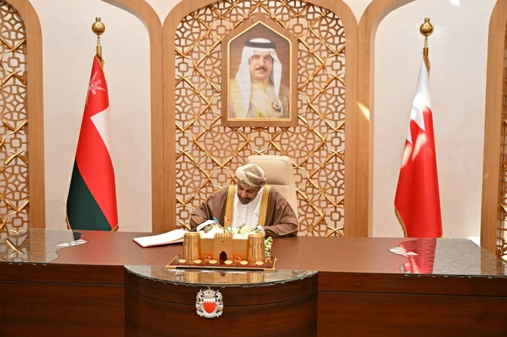 وزير الداخلية يستقبل نظيره العُماني ويؤكد على ترسيخ التعاون بين البلدين