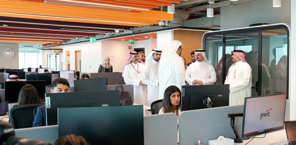 وزير الصناعة والتجارة يزور شركة بي دبليو سي الشرق الأوسط في البحرين