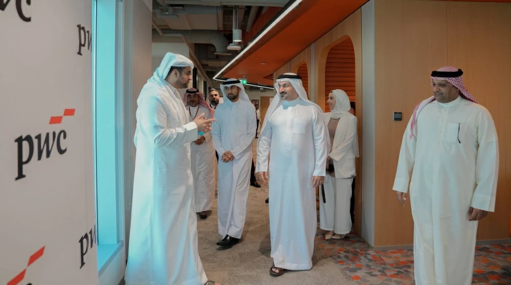 وزير الصناعة والتجارة يزور شركة بي دبليو سي الشرق الأوسط في البحرين