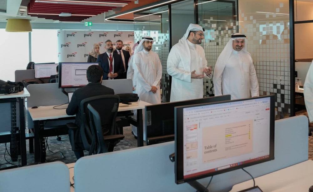 وزير الصناعة والتجارة يزور شركة بي دبليو سي الشرق الأوسط في البحرين