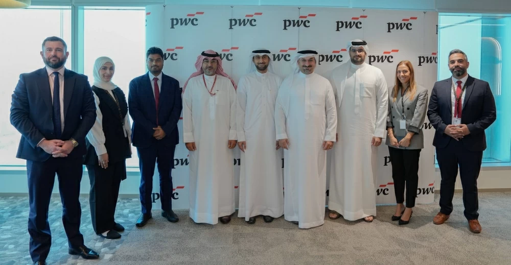 وزير الصناعة والتجارة يزور شركة بي دبليو سي الشرق الأوسط في البحرين