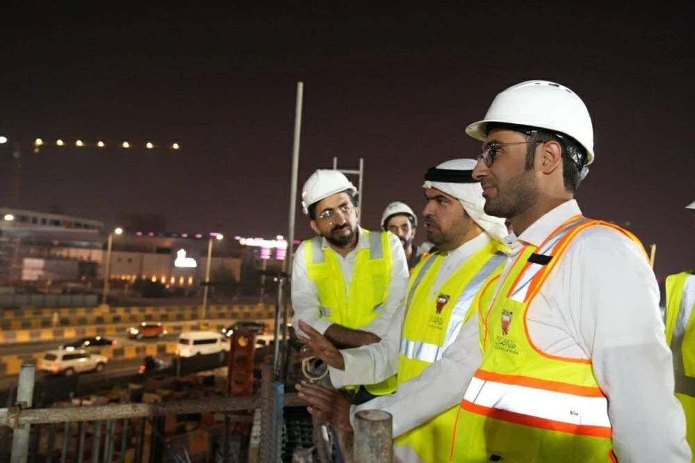 وكيل الأشغال يتفقد الجسر الرابط بين جسر الشيخ عيسى بن سلمان وشارع 105 بالبسيتين