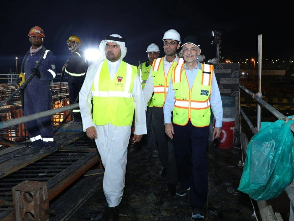 وكيل الأشغال يتفقد الجسر الرابط بين جسر الشيخ عيسى بن سلمان وشارع 105 بالبسيتين