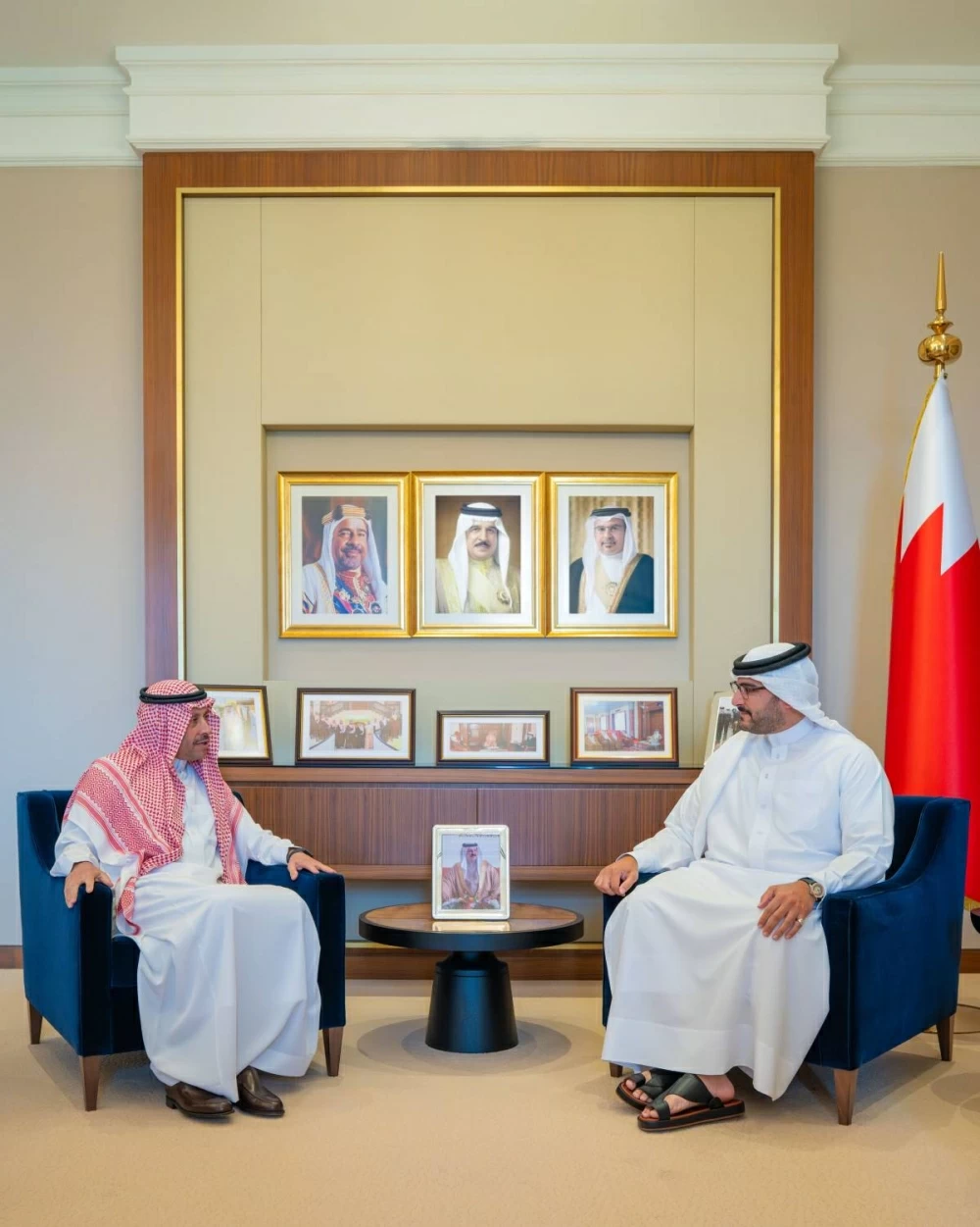 وزير ديوان رئيس الوزراء يستقبل سفير السعودية لدى البحرين نايف السديري