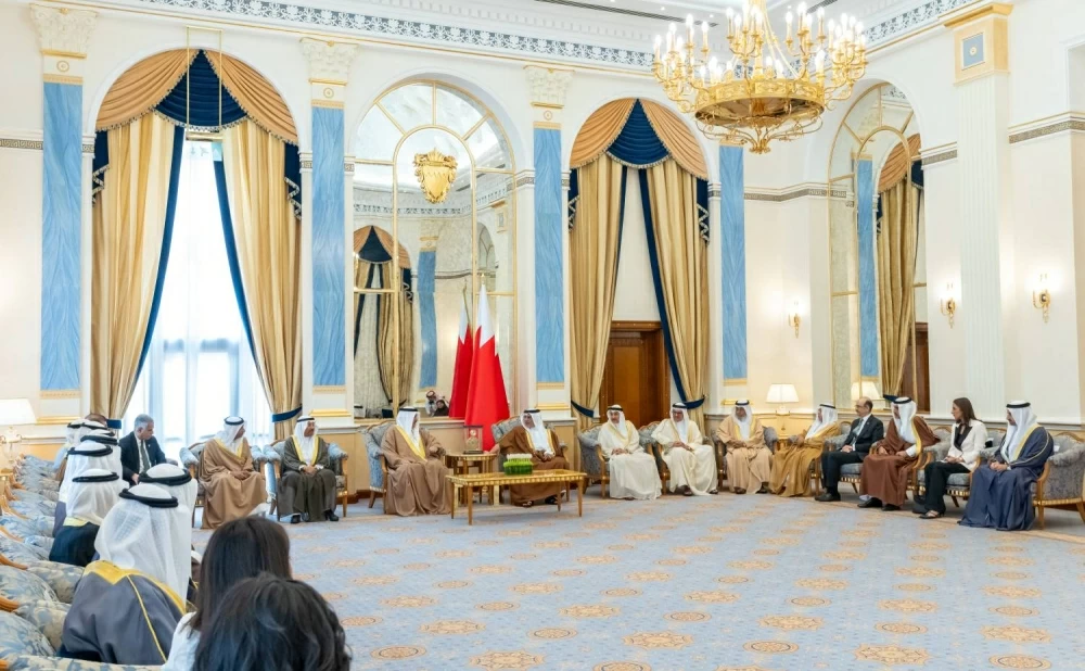 ولي العهد رئيس الوزراء يؤكد أهمية التعاون بين &laquo;التنفيذية&raquo; و&laquo;التشريعية&raquo; و&laquo;الخاص&raquo;