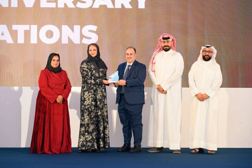 تكريم شركة يوسف خليل المؤيد وأولاده في حفل إنجاز البحرين بمناسبة الذكرى العشرين