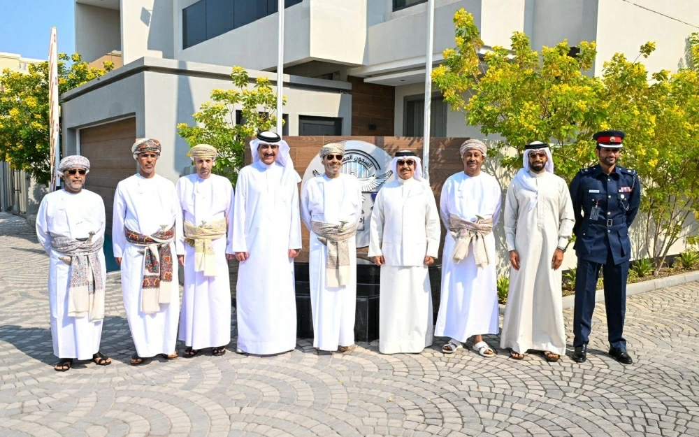 وزير الداخلية العماني يزور مجمع السجون المفتوحة