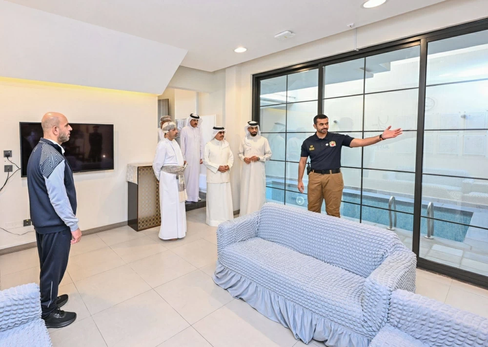 وزير الداخلية العماني يزور مجمع السجون المفتوحة