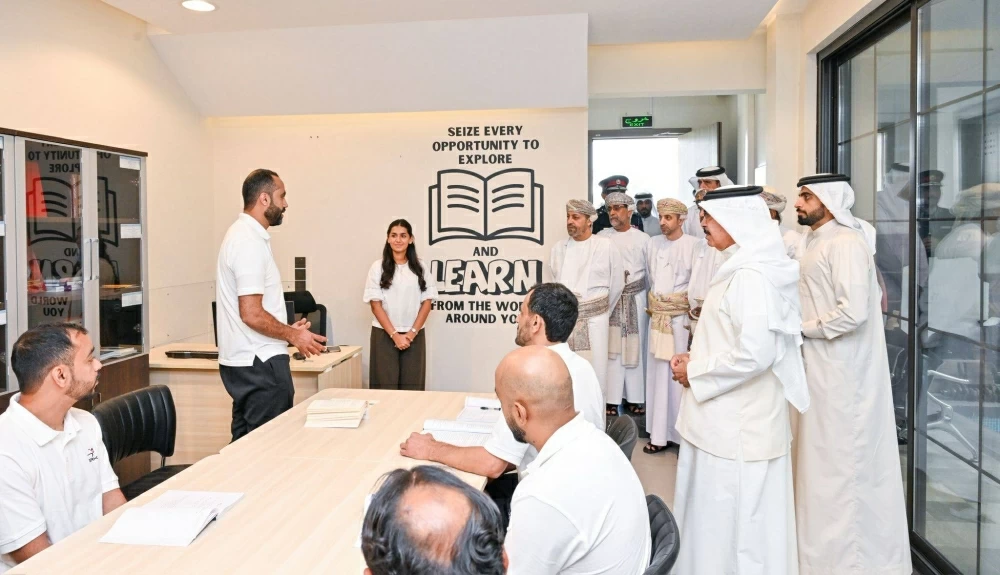 وزير الداخلية العماني يزور مجمع السجون المفتوحة