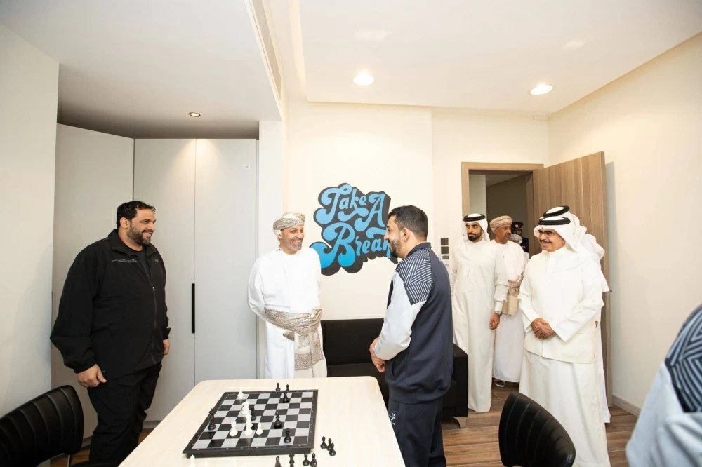 وزير الداخلية العماني يزور مجمع السجون المفتوحة